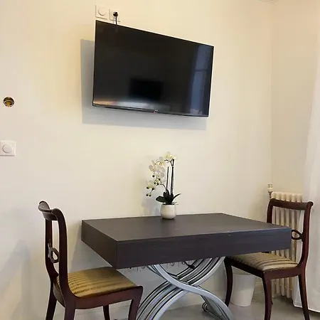 Apartment La Maison Montesquieu Cosy & Proche Paris